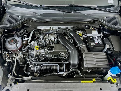 Used 2024 Volkswagen Taos SE image 33