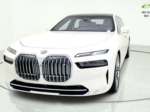 Used 2023 BMW i7 xDrive60 AWD/4WD image 3