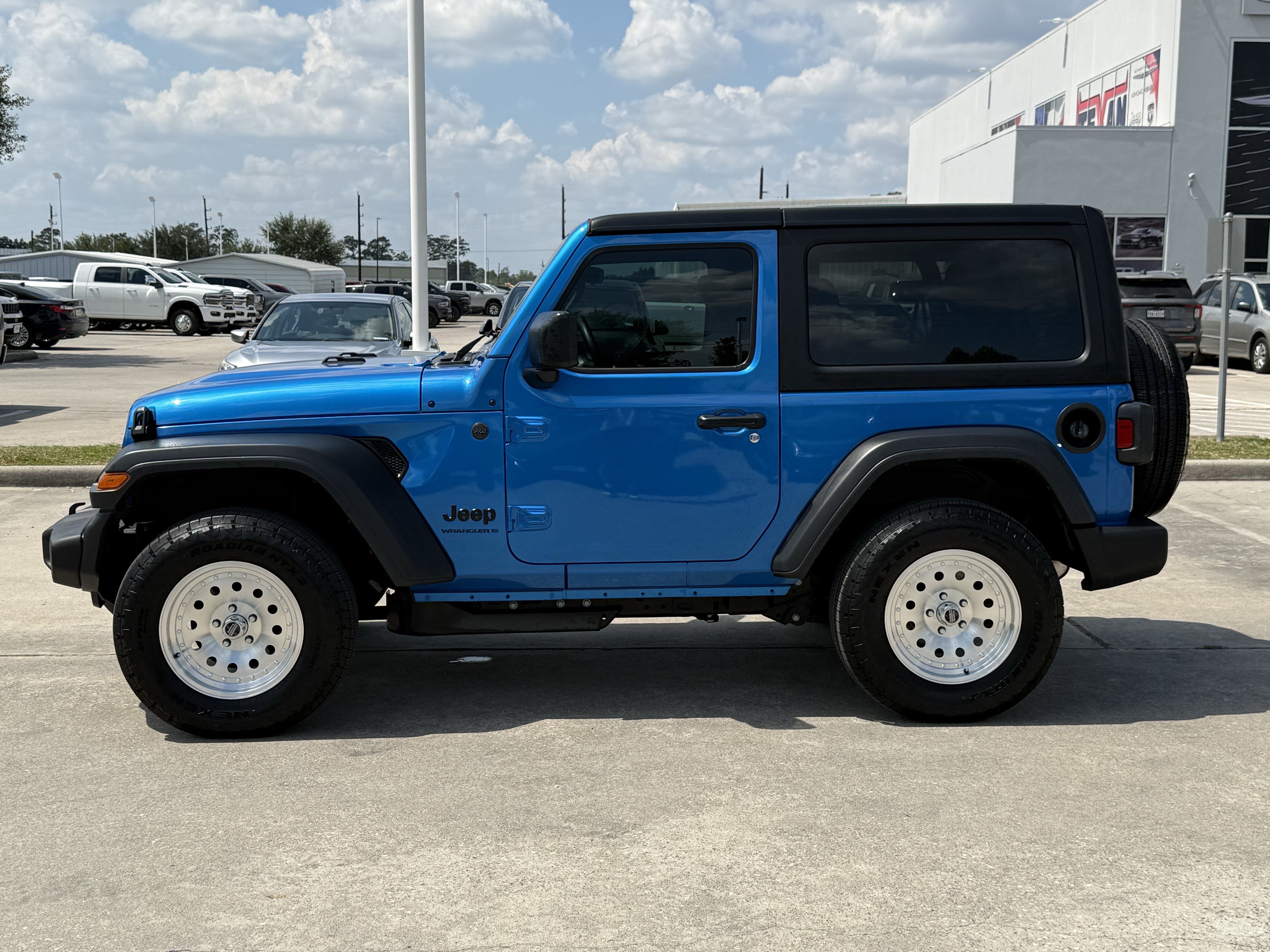 Used 2026 Jeep Wrangler Sport AWD/4WD image 9