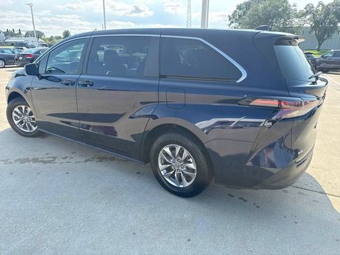 Used 2025 Toyota Sienna LE FWD image 5