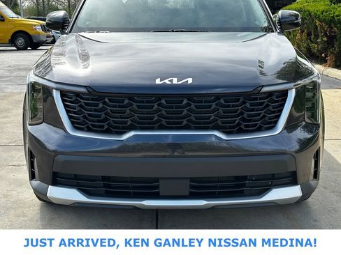 Used 2025 Kia Sorento LX image 8