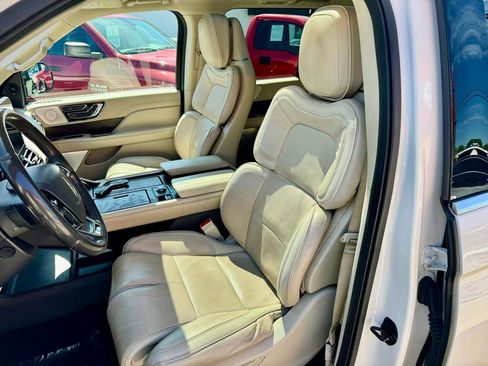 Used 2019 Lincoln Navigator Reserve image 12