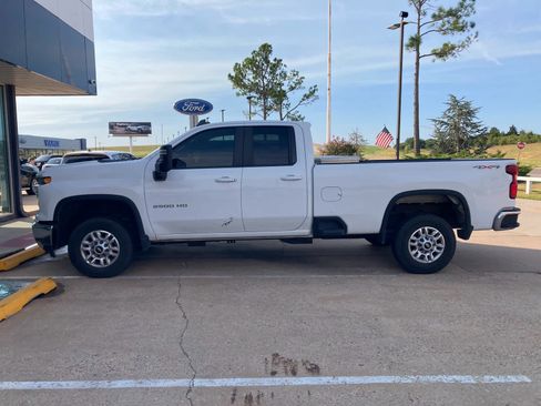 Used 2024 Chevrolet Silverado 2500 LT AWD/4WD image 2