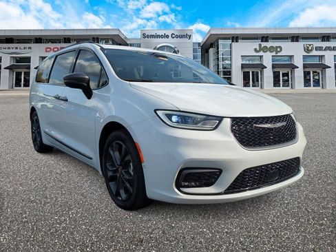 Used 2024 Chrysler Pacifica Touring-L w/ Road Tripper Package image 2