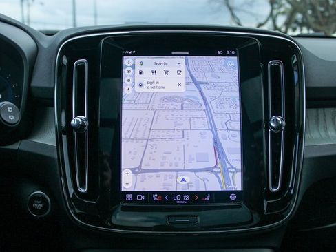 Used 2025 Volvo XC40 B5 Plus image 22