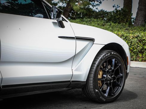 Used 2022 Aston Martin DBX AWD/4WD image 8