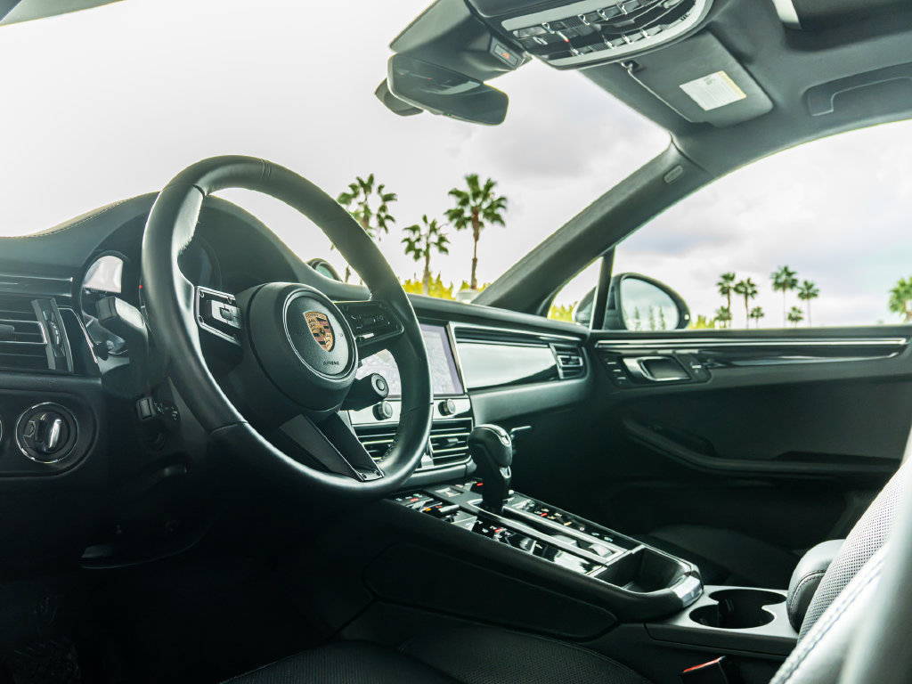 Certified 2026 Porsche Macan Turbo AWD/4WD image 4