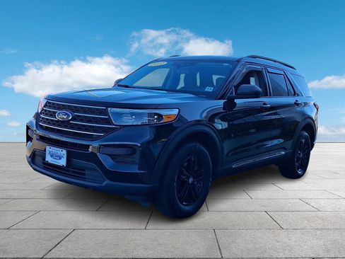 Certified 2021 Ford Explorer XLT image 3