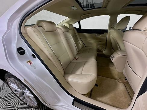 Used 2015 Lexus ES 350 w/ Ultra Luxury Package FWD image 34