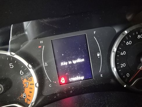 Used 2015 Jeep Renegade Latitude FWD image 25