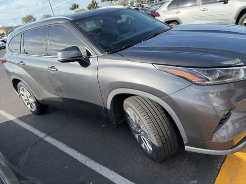 Used 2021 Toyota Highlander Limited image 4