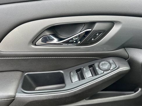 Used 2022 Chevrolet Traverse LT image 5