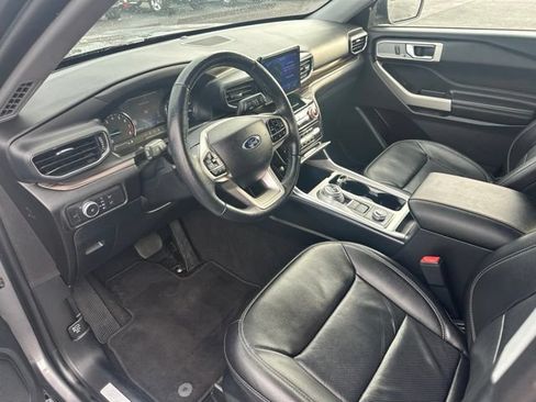 Used 2022 Ford Explorer Limited w/ Equipment Group 301A AWD/4WD image 9