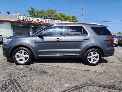 Used 2019 Ford Explorer XLT FWD image 3