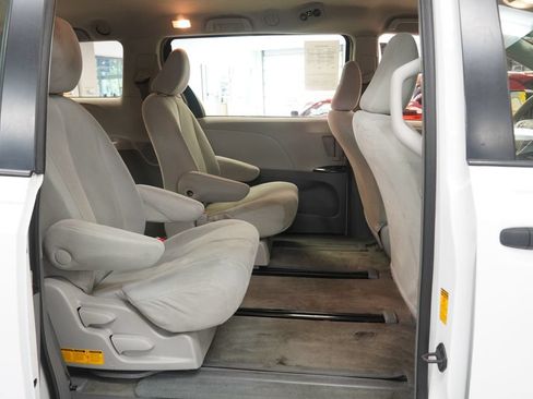 Used 2014 Toyota Sienna L FWD image 24