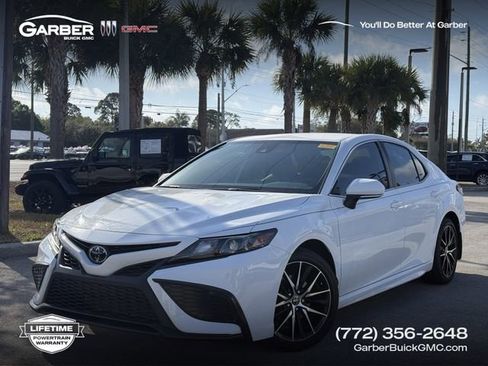 Used 2022 Toyota Camry SE image 1