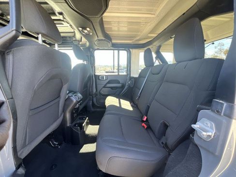 Used 2020 Jeep Wrangler Unlimited Sahara image 24