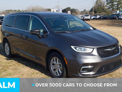 Used 2023 Chrysler Pacifica Touring-L image 3