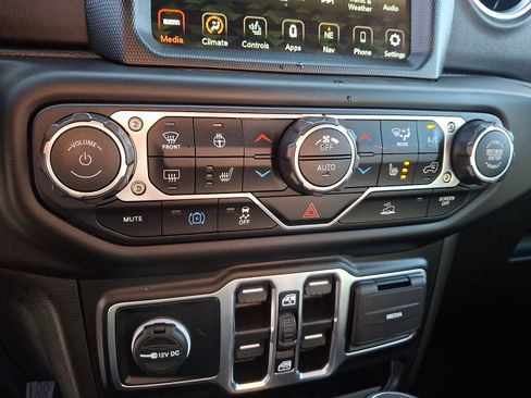 Used 2022 Jeep Wrangler 4WD Unlimited Sahara w/ Cold Weather Group image 15