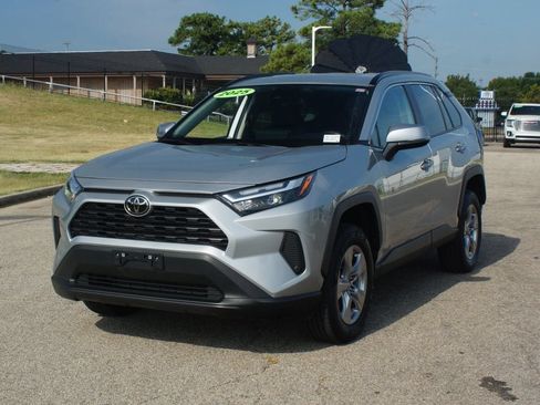 Used 2025 Toyota RAV4 XLE AWD/4WD image 23