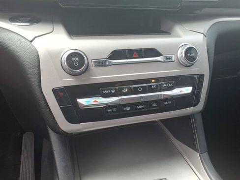Used 2024 Ford Explorer XLT RWD image 21