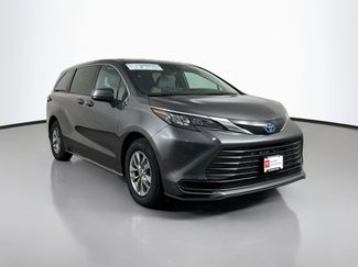 Certified 2025 Toyota Sienna LE FWD video 1