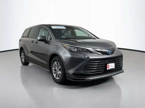 Certified 2025 Toyota Sienna LE FWD image 1