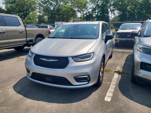 Used 2024 Chrysler Pacifica Limited FWD image 1