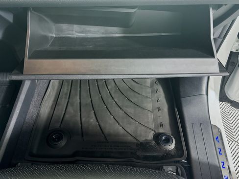 Used 2025 Toyota Sienna Limited FWD image 32