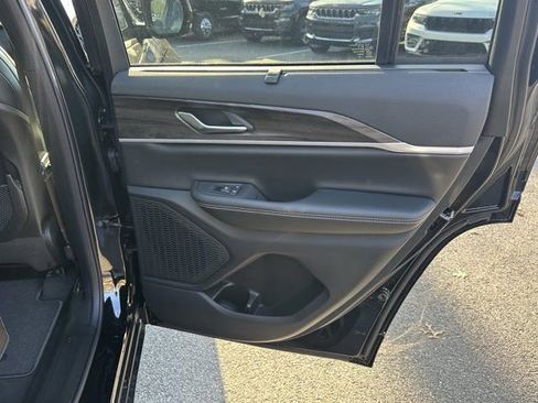 New 2025 Jeep Grand Cherokee Limited image 16