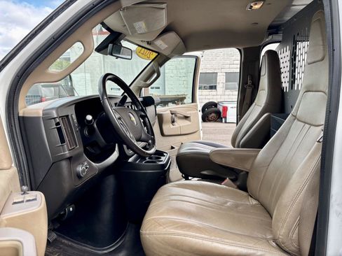 Used 2021 Chevrolet Express 3500 w/ Driver Convenience Package RWD image 2