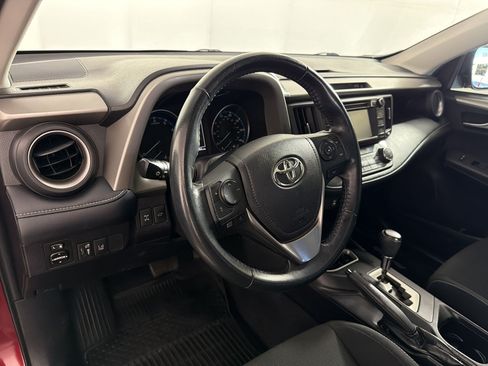 Used 2018 Toyota RAV4 XLE AWD/4WD image 4