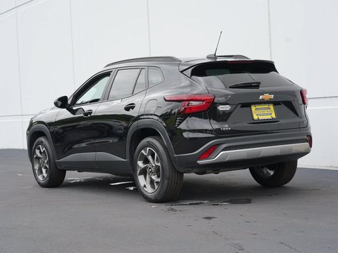 Certified 2025 Chevrolet Trax LT w/ LT Convenience Package FWD image 5