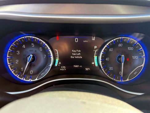 Used 2023 Chrysler Pacifica Touring-L image 25