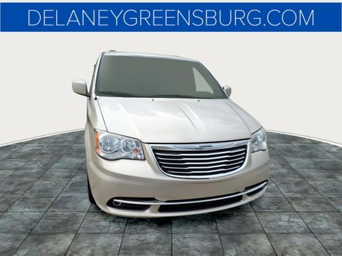 Used 2015 Chrysler Town & Country Touring FWD image 8