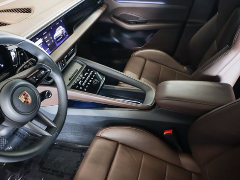 Used 2025 Porsche Macan Electric w/ Premium Package RWD image 17