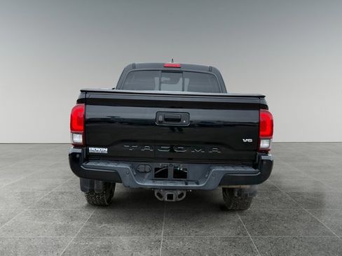 Used 2019 Toyota Tacoma TRD Sport w/ Technology Package image 4