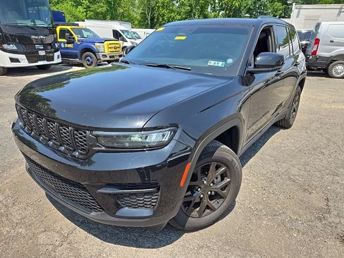 Used 2024 Jeep Grand Cherokee Altitude AWD/4WD image 3