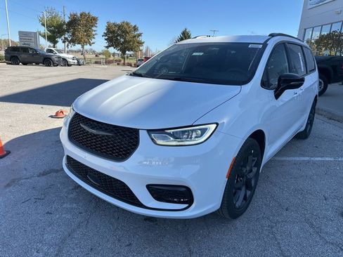 New 2026 Chrysler Pacifica Select image 12