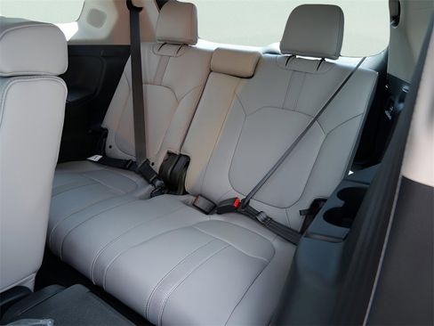 Certified 2025 Honda Pilot Touring image 21