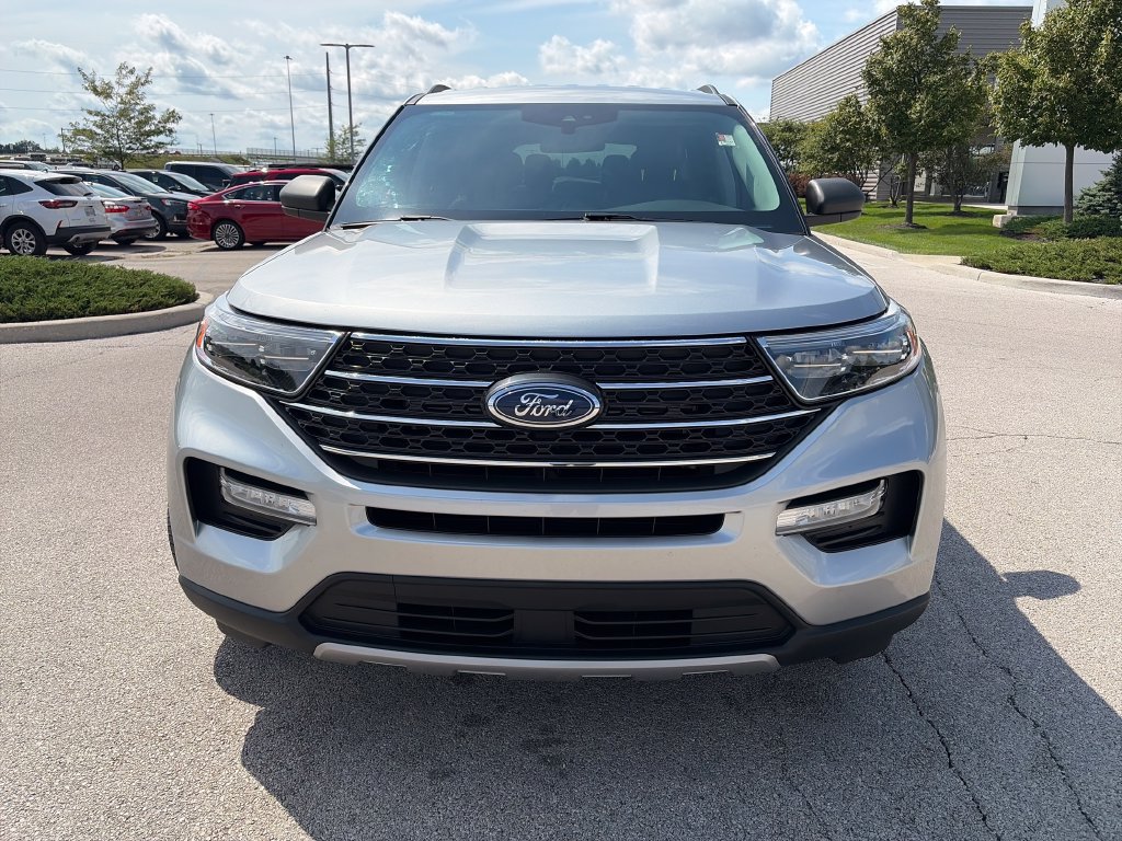 Used 2024 Ford Explorer XLT w/ Equipment Group 202A AWD/4WD image 2