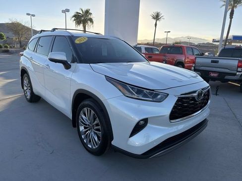 Certified 2024 Toyota Highlander Platinum AWD/4WD image 3