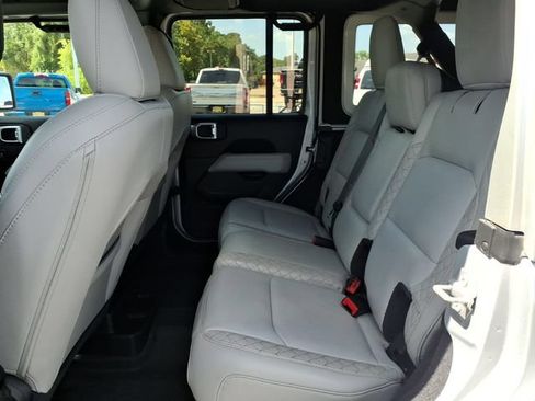 Used 2023 Jeep Wrangler Unlimited Sahara AWD/4WD image 19