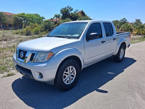 Used 2015 Nissan Frontier S RWD image 2
