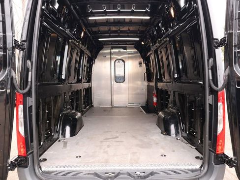Used 2024 Mercedes-Benz Sprinter 2500 w/ Acoustic Package image 19