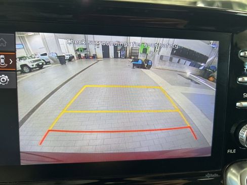 Used 2022 Kia Sorento LX image 18