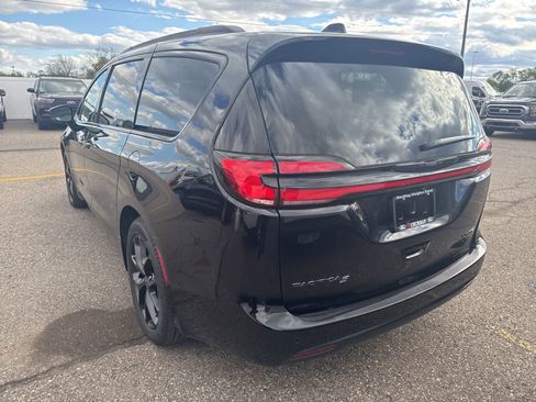 Used 2026 Chrysler Pacifica Limited w/ S Appearance Package FWD image 19