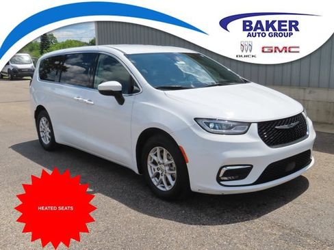 Used 2023 Chrysler Pacifica Touring-L FWD image 1