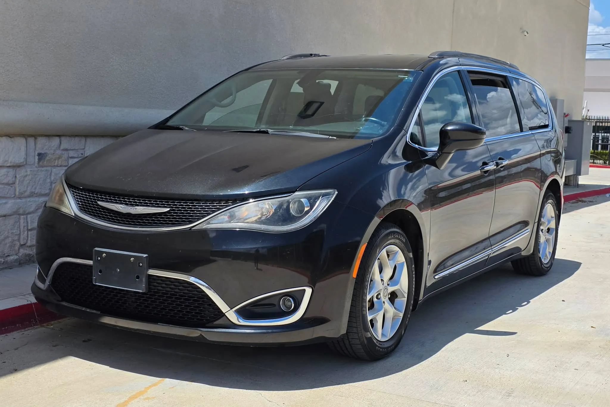 Used 2017 Chrysler Pacifica Touring-L w/ Tire & Wheel Group FWD image 7