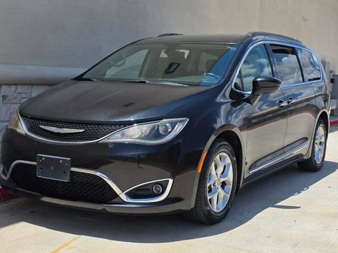 Used 2017 Chrysler Pacifica Touring-L w/ Tire & Wheel Group FWD image 7